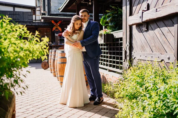 Braut und Bräutigam kuscheln im Retro-Innenhof des Restaurants — Stockfoto