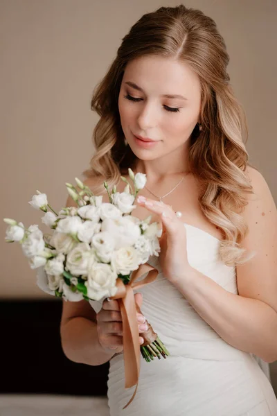 Retrato de uma bela noiva com um buquê. Tradições de casamento. — Fotografia de Stock