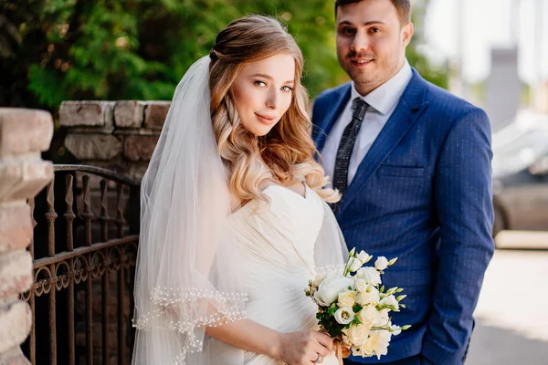 Braut und Bräutigam am Retro-Zaun — Stockfoto