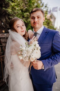 Nazik gelin ve damat. Güzel ve romantik yeni evliler. düğün organizatörü