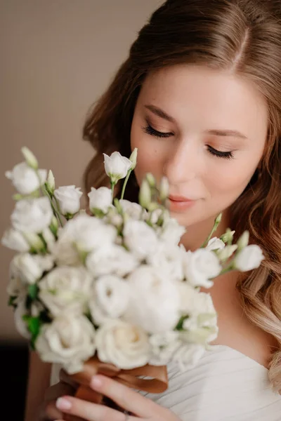 閉めろ。花束を持った美しい花嫁の肖像画。結婚式の伝統. — ストック写真