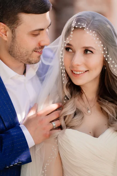 Close-up portret van de bruid en bruidegom. mooi en romantisch pasgetrouwden. — Stockfoto