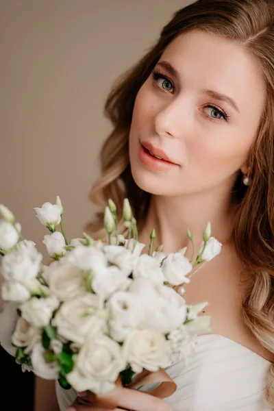 Fecha. retrato de uma bela noiva com um buquê. Tradições de casamento. — Fotografia de Stock