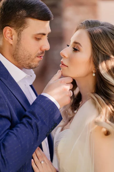 Close-up portrait of the bride and groom. beautiful and romantic newlyweds. — Stock Photo, Image