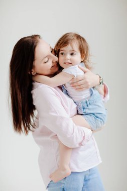 Güzel, mutlu bir aile. Anne ve kızı sarılıyorlar.