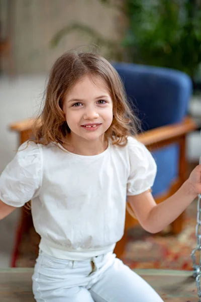 Belle petite fille aux cheveux longs en vêtements blancs. enfance heureuse — Photo