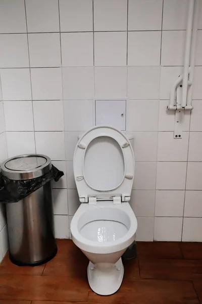 Toilet in the public restroom. Simple interior. — Stock Photo, Image