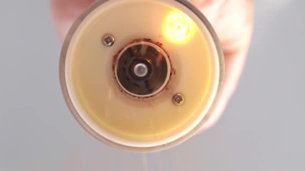 Alulról felfelé néz. Elektromos paprika shaker. Modern konyhai eszköz. — Stock videók