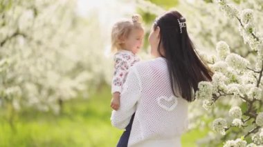 Annem parkta kollarında bir kızla çiçek açan bir ağacın yanında dönüyordu.. 