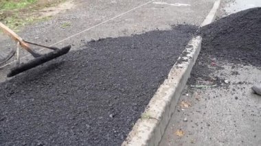 Kürekli işçiler yola asfalt koydular..