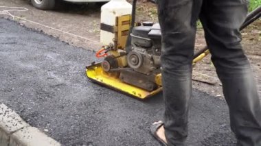 Vibroplite, kaldırım çalışmalarını yürüten bir inşaat aracı.