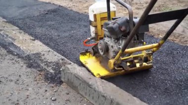 Vibroplite, kaldırım çalışmalarını yürüten bir inşaat aracı.