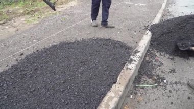Kürekli işçiler yola asfalt koydular..