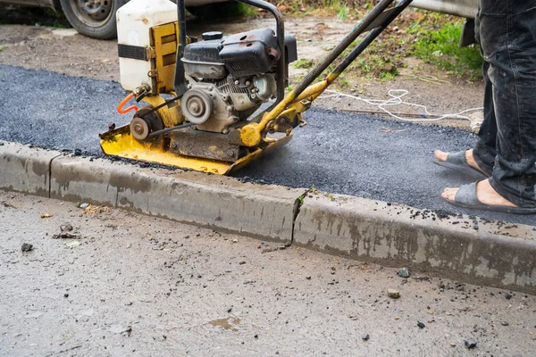 Vibroplit, ein Bauwerkzeug, das Straßenbauarbeiten ausführt — Stockfoto