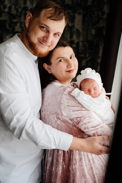 Ευτυχισμένο ζευγάρι με ένα μωρό στην αγκαλιά. Αποβολή από το νοσοκομείο. πρώτη μέρα στο σπίτι — Φωτογραφία Αρχείου