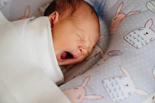 El bebé recién nacido duerme y bosteza. niños sanos duermen. — Foto de Stock