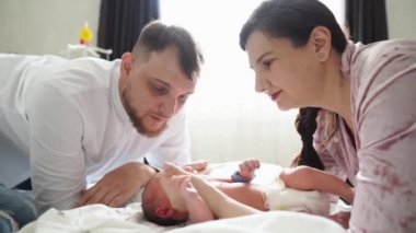 Evde yeni doğmuş bir bebeğin ilk günü. Mutlu aile yeni doğmuş bebekle tanışır.