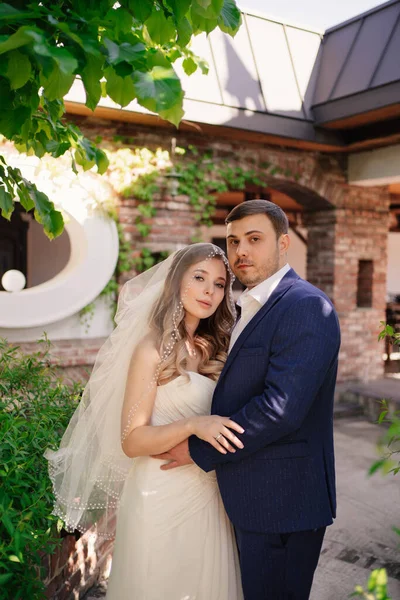 Le coccole degli sposi nel cortile retrò del ristorante — Foto Stock