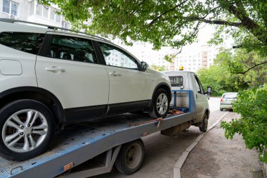 Araba çekiciyle taşınıyor. Kazalar ve arızalardan sonra araba naklediliyor.