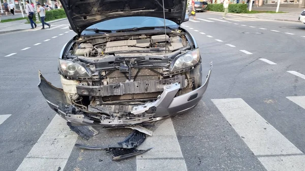 Damaged car after a pedestrian crossing accident. accidents. — Stock Photo, Image