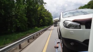 Araba çekiciyle taşınıyor. Kazalar ve arızalardan sonra araba naklediliyor.