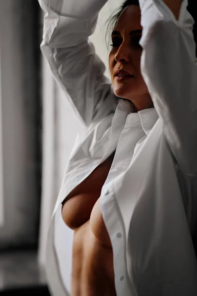 Vacker och sexig kvinna i en vit skjorta på naken kropp. — Stockfoto