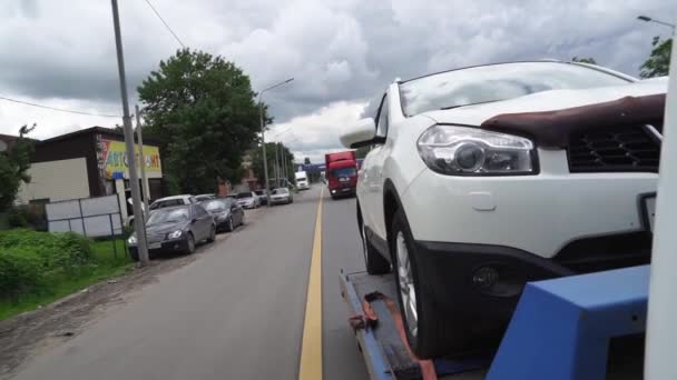 Автомобиль перевозится на буксире грузовика.Транспортировка автомобилей после аварий и поломок — стоковое видео