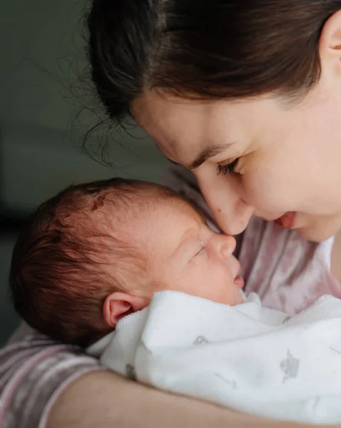 Madre con bebé recién nacido en sus brazos. Primer plano. felicidad de la maternidad y el amor — Foto de Stock