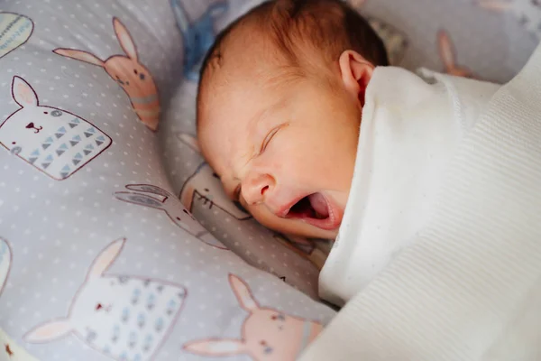 El bebé recién nacido duerme y bosteza. niños sanos duermen. — Foto de Stock