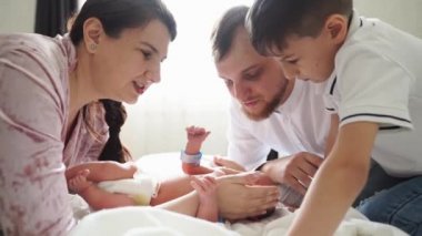 Evde yeni doğmuş bir bebeğin ilk günü. Mutlu aile yeni doğmuş bebekle tanışır.