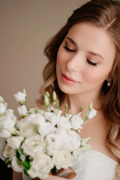 De cerca. retrato de una hermosa novia con un ramo. Tradiciones de boda. —  Fotos de Stock