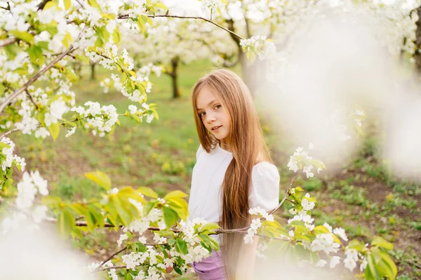 Schöne Teenager-Mädchen mit einem Zweig eines blühenden Baumes. Naturkosmetik — Stockfoto