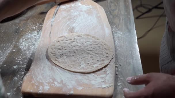 Mens mãos polvilhe pão chato com farinha para o vídeo sobre comida. — Vídeo de Stock