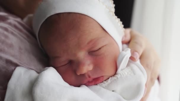 Ο νεογέννητος κοιμάται στα χέρια των γονιών του. απαλλαγή από το νοσοκομείο — Αρχείο Βίντεο