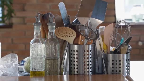 Meubles de cuisine en métal avec couverts, bouteilles en verre avec huile d'olive et vinaigre — Video