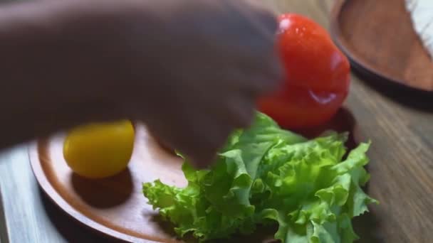 Espalhe tomates, pepinos, alface e pimentão doce na tábua de corte redonda de madeira — Vídeo de Stock