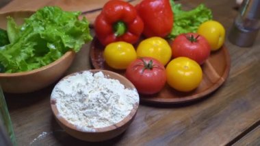 El, tahta bir kaseden un alır..