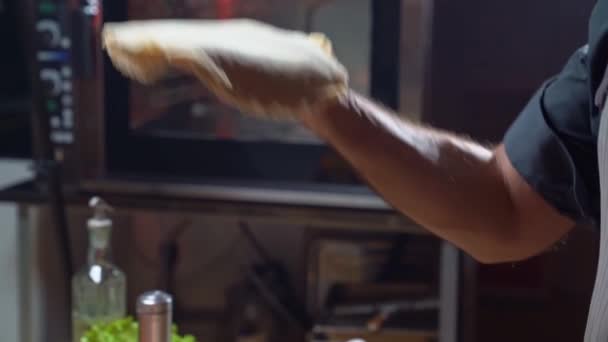 Un uomo getta un pane piatto. backstage. — Video Stock