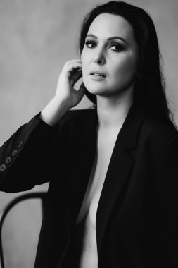 Siyah takım elbiseli, çıplak vücutlu güzel ve seksi bir kadın. kozmetoloji. 