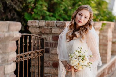 # Mutlu ve güzel bir gelin, bir buket çiçekle #.