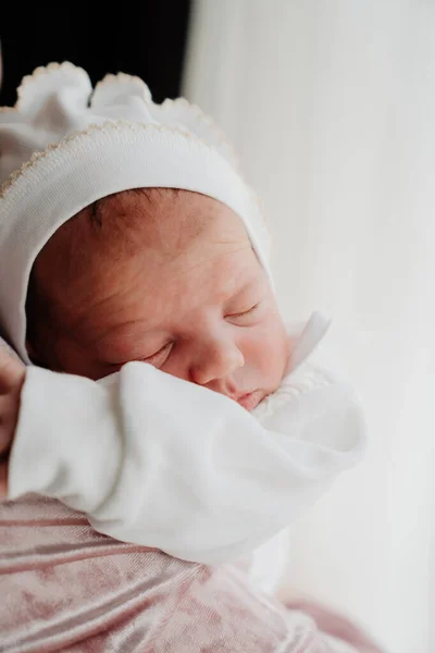 Nyfödd i vita kläder på föräldrarnas händer. klädsel för utskrivning från sjukhus — Stockfoto