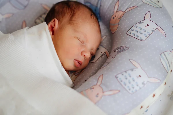 El recién nacido duerme. niños sanos duermen. — Foto de Stock