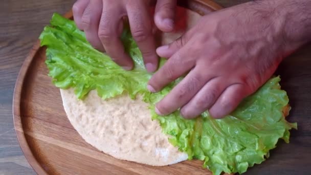 Mens manos cocinan pita con verduras. rollo vegetariano. — Vídeos de Stock