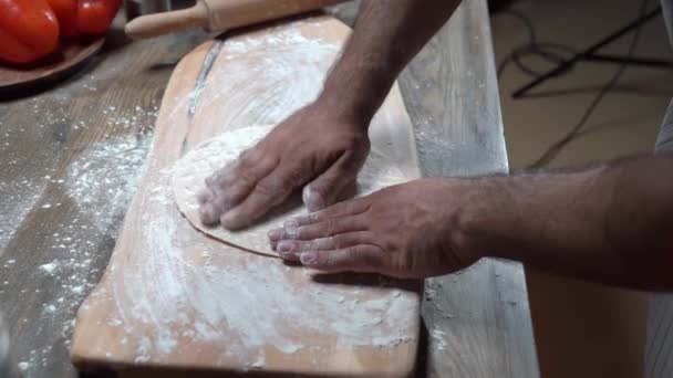 Чоловічі руки посипають плоским хлібом з борошном для відео про їжу . — стокове відео