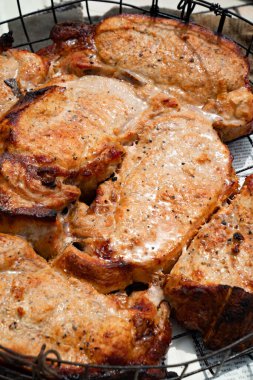 Baharatlı kızarmış et. Tandoor 'da özel bir yemek kabında..