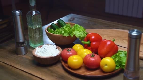 Tazón de madera de harina, especias, aceite vegetal y verduras en la mesa de la cocina — Vídeos de Stock