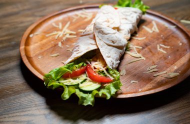 Sebzeli ve peynirli pide. Vejetaryen dürümü.