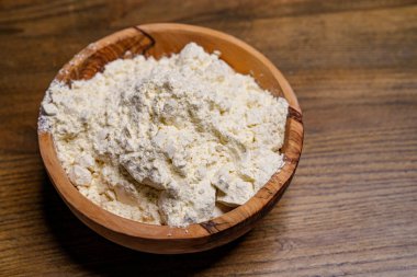 Mutfak masasındaki ahşap tabakta un.. 