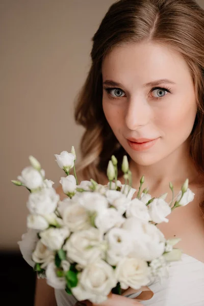 De cerca. retrato de una hermosa novia con un ramo. Tradiciones de boda. —  Fotos de Stock