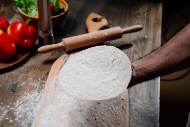 Erkeklerin elleri ince bir ekmek tutar. Evde pizza, erişte ya da pitta pişiriyorum.